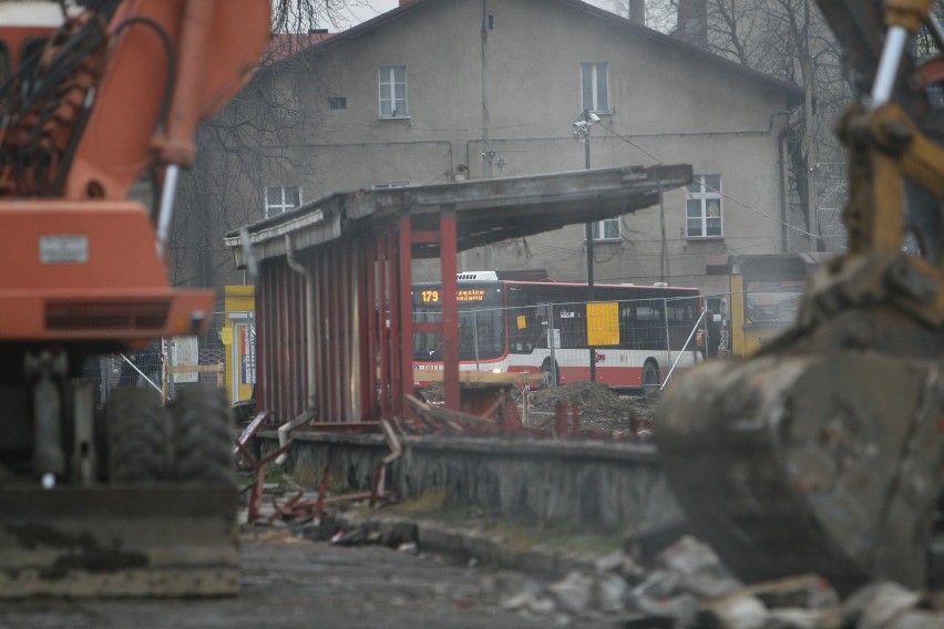 KRÓTKO: W trzecim miesiącu budowy dworca MZKP w Tarnowskich Górach znikają perony [ZDJĘCIA]