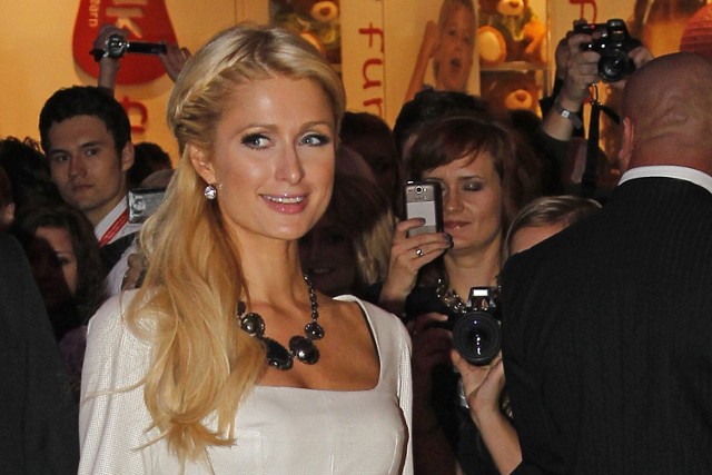 Paris Hilton urodziła się 17 lutego 1981 roku w Nowym Jorku. Ma więc już 42 lata.

Na zdjęciu Paris Hilton w Katowicach. Naszyjnik i sukienka od Ewy Minge. Rok 2011.

Tak dziś wygląda 42-letnia Paris Hilton. Zobaczcie zdjęcia >>>>