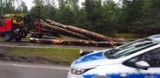 Zablokowana trasa S1 w Ząbkowicach. Drewno wypadło na jezdnię