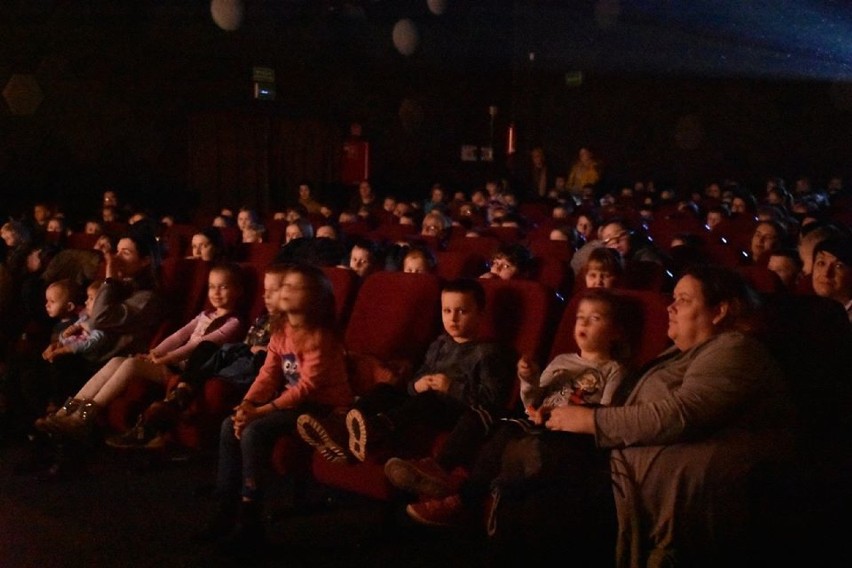 Darłowo: Pełne kino podczas spektaklu "Kraina lodu" [ZDJĘCIA]
