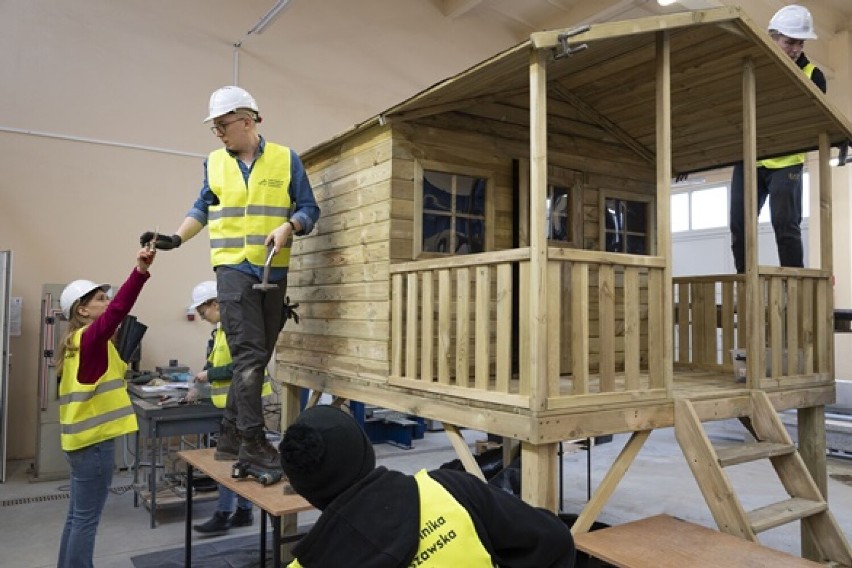 Studenci Politechniki zbudowali drewniany domek na licytację WOŚP