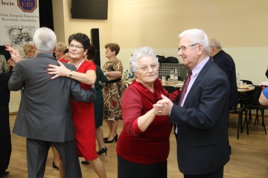 Podczas imprezy bawiło się ok. 60 seniorów z Kobylina