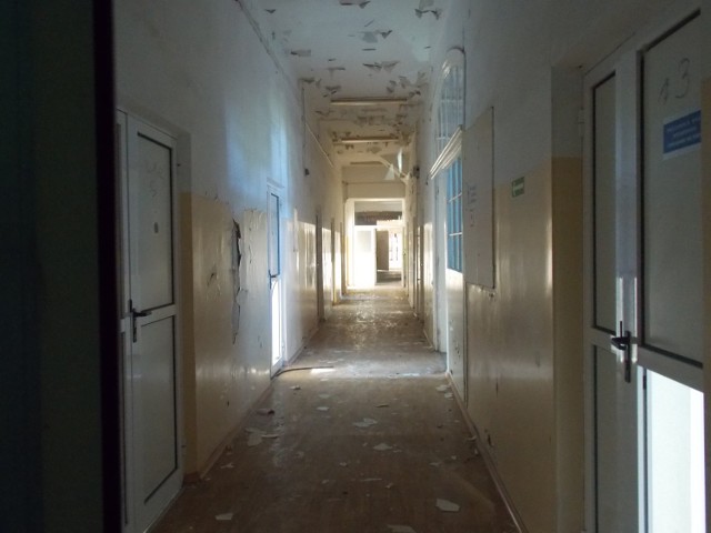 Prąd jest tylko w dwóch miejscach szpitala. Po korytarzach, nawet w dzień, chodzi się w półmroku.