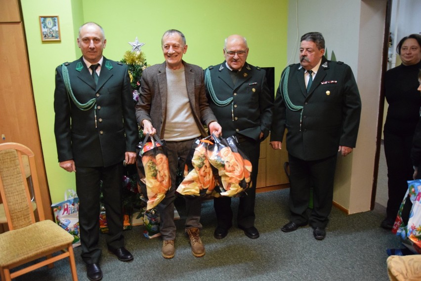 Myśliwi z Koła Łowieckiego Szarak w Suwałkach przekazali prezenty świąteczne dla wychowanków domu dziecka w Pawłówce (zdjęcia)