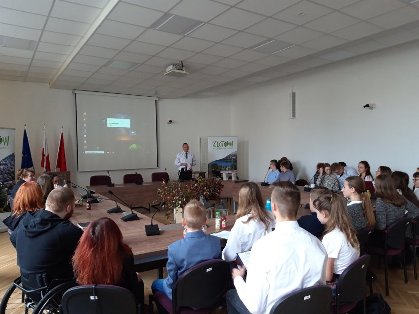 III Forum Młodzieży w sali Sesyjnej Urzędu Miejskiego  w Złotowie 