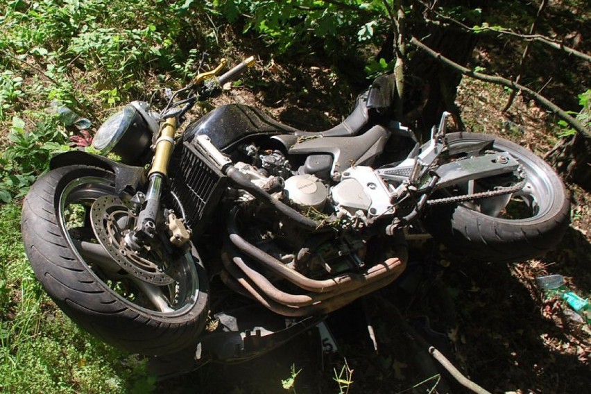 Wypadek motocyklisty w Tychach na Bieruńskiej. Mężczyzna uderzył w drzewo