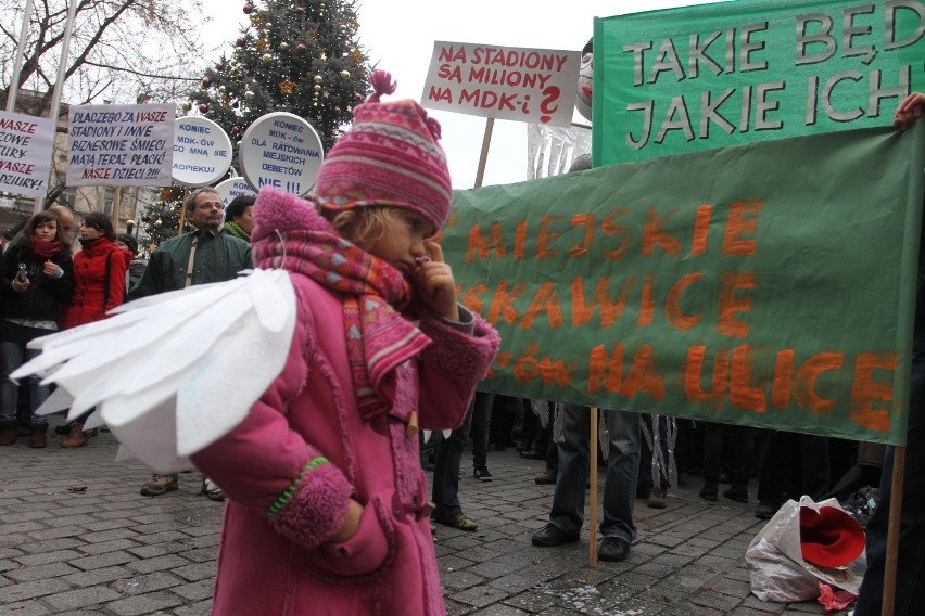 Kraków: wielki protest w obronie młodzieżowych domów kultury [ZDJĘCIA, VIDEO]