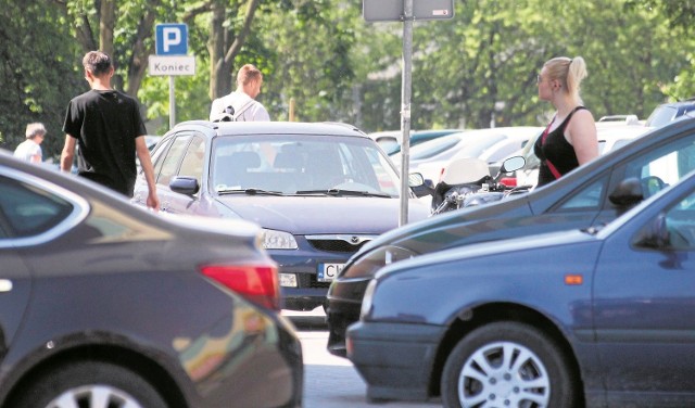 Skrzyżowanie ulic Sielskiej i Pogodnej we Włocławku, przed południem. Po południu jest tu jeszcze ciaśniej.