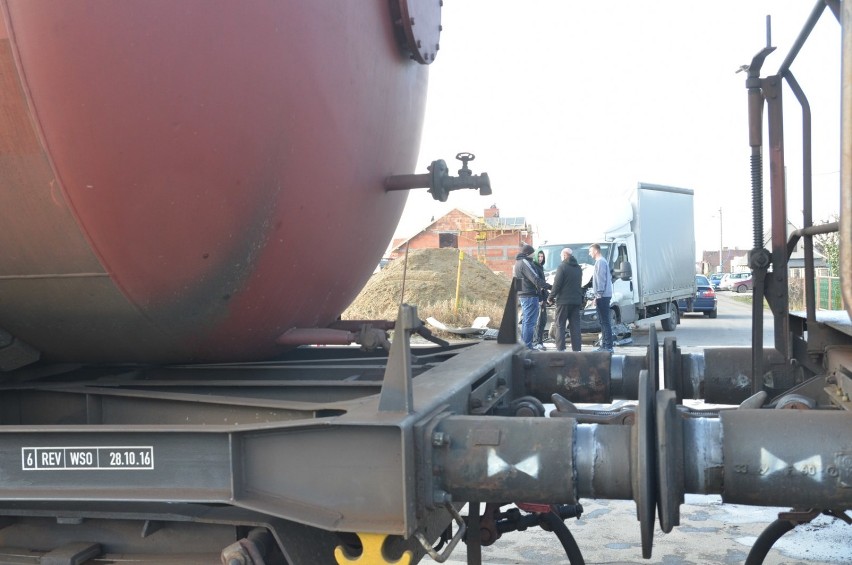 Zderzenie auta dostawczego z pociągiem towarowym na przejeździe kolejowym na Dalkach