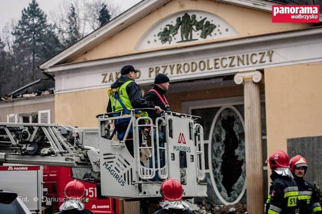 Biegły sądowy z zakresu pożarnictwa dokonał oględzin zgliszczy Zakładu Przyrodoleczniczego w Szczawnie-Zdroju dzień po pożarze