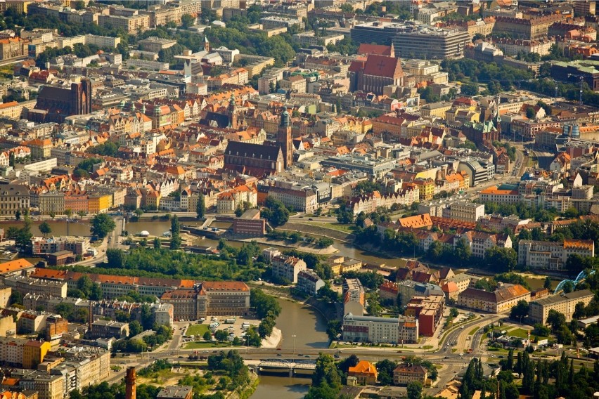 * Wrocław - 13 procent (630,3 tys. w 2015 do 548,2 tys....