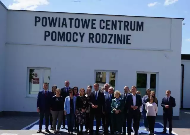 Uroczyste otwarcie PCPR w Obornikach nastąpiło 18 maja. Został zagospodarowany i przystosowany do potrzeb PCPR nowy obiekt.