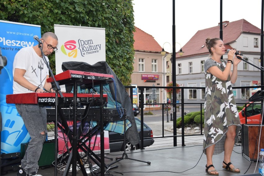 W Pleszewie w ramach plenerowych koncertów "Lato na pleszewskim Rynku" zagrał duet Chillove