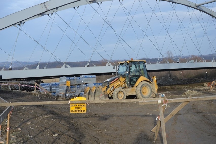 Nowy Sącz. Budowę mostu heleńskiego mają zakończyć do 15 maja. Zobacz jak już wygląda [ZDJĘCIA]