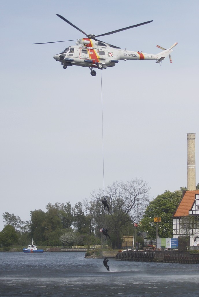 Pokaz straży granicznej: Helikopter ratuje ludzi z Motławy (wideo i zdjęcia)