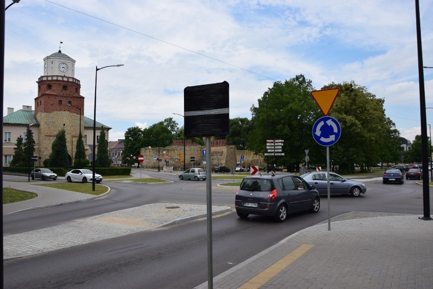 Nowy asfalt w centrum Wielunia jednak do wymiany. Granitowy plac przed ratuszem powoli nabiera końcowego kształtu ZDJĘCIA