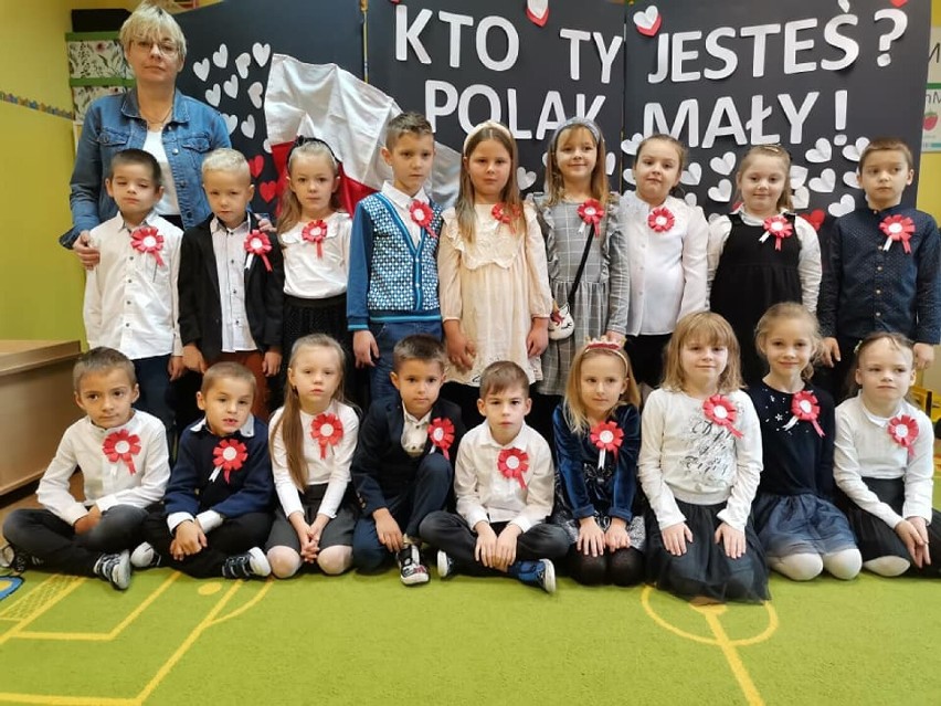 Grupa 5,6-latków ZSP w Przyprostyni świętowała 104 rocznicę odzyskania niepodległości. Śpiewali Hymn Polski - 10.11.2022