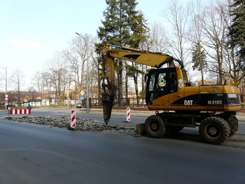 Pabianice. Z ulicy Warszawskiej zrywane jest torowisko. Ruszyły prace na "starówce". Modernizacja linii 41. Są utrudnienia ZDJĘCIA