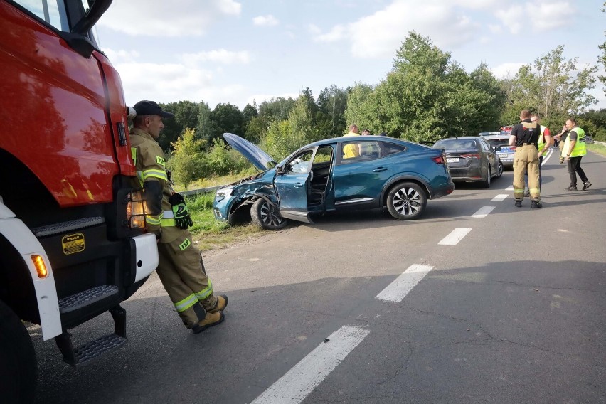 Wypadek na ulicy Pątnowskiej w Legnicy, jedna osoba ranna, zdjęcia