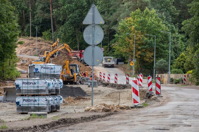 Prace na ul. Smukalskiej, na której ekipy nie napotykają większych problemów, idą w dobrym tempie. Wzdłuż nowej drogi powstanie także droga rowerowa.