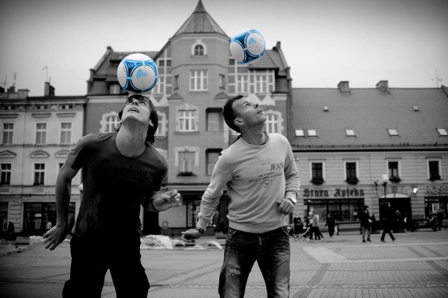 Piłkarze Ruchu  Chorzów: Artur Gieraga i Marek Zieńczuk w sesji do kalendarza  chorzowskiego klubu  na 2014 rok. Miesiąc sierpień  obrazuje zdjęcie wykonane podczas sesji na mikołowskim rynku. W kolorze "blue" tym razem piłki klubowe