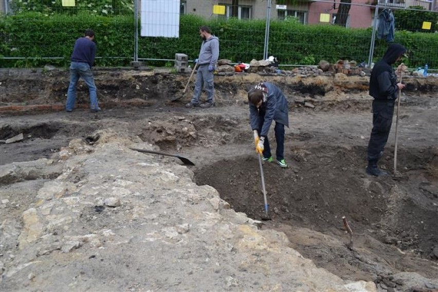 Częstochowa: Sensacyjne odkrycie archeologów. Na Nadrzecznej odkryto mury starego kościoła [ZDJĘCIA]