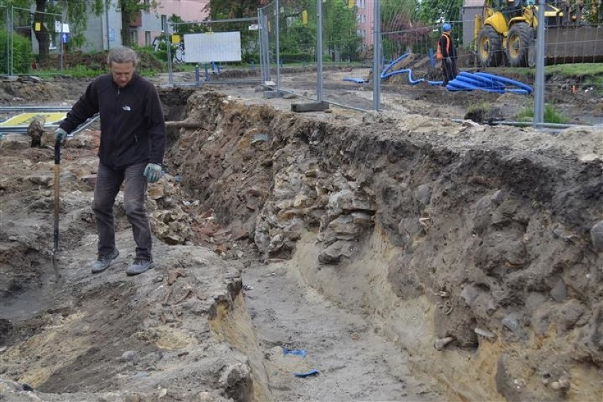 Częstochowa: Sensacyjne odkrycie archeologów. Na Nadrzecznej odkryto mury starego kościoła [ZDJĘCIA]