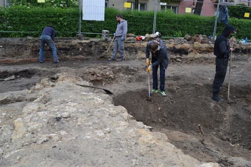 Częstochowa: Sensacyjne odkrycie archeologów. Na Nadrzecznej odkryto mury starego kościoła [ZDJĘCIA]