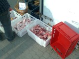 Zepsute mięso na rynku przy ul. Tokarskiej w Łodzi