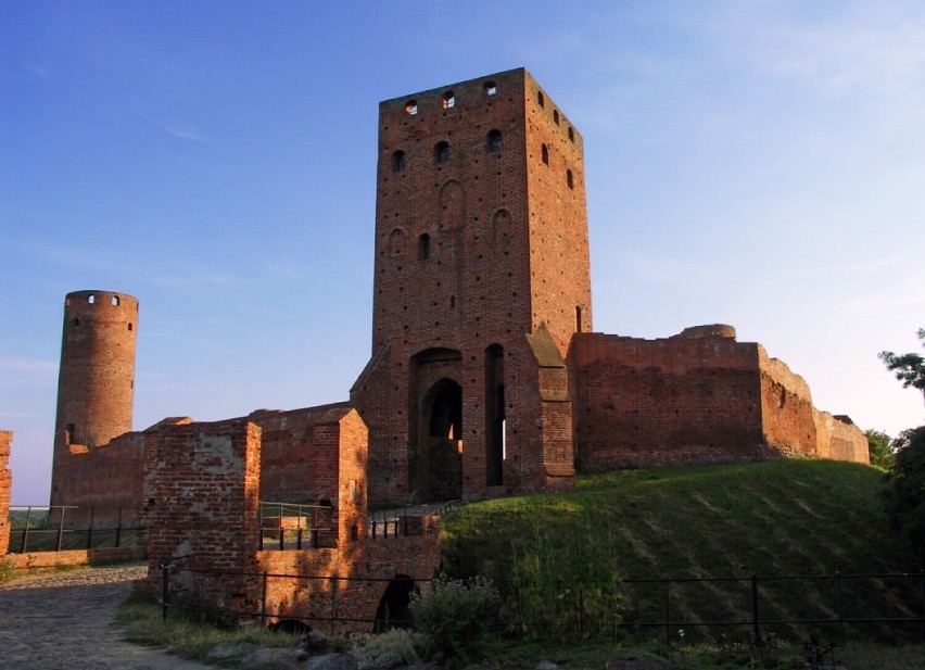 Średniowieczny, gotycki zamek w Czersku znajduje się w...