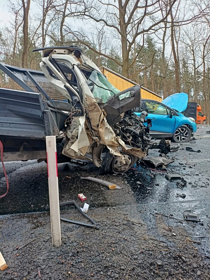 Wypadek w Parkowie. Dwie osobówki zderzyły się z ciężarówką [ZDJĘCIA]