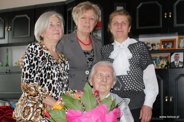 Zofia Ciborowska z córkami Wandą i Urszulą oraz zastępcą Prezydenta Łomży Mirosławą