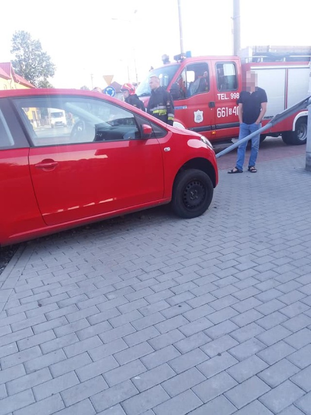 Na ulicy Kominka toyota yaris uderzyła w znak