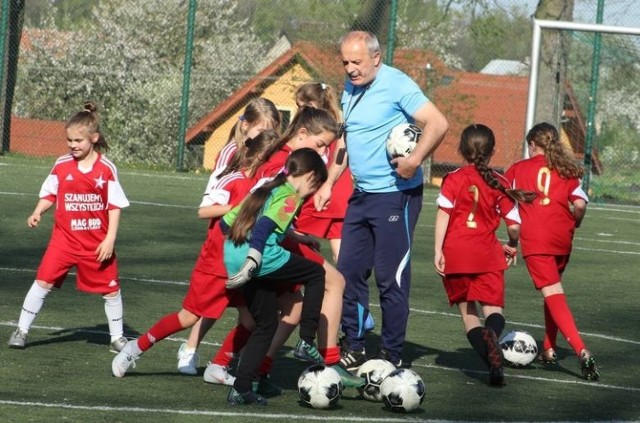 Trener Andrzej Żądło ma bogate doświadczenie w kobiecym futbolu. Pracował z zespołami we wszystkich kategoriach wiekowych