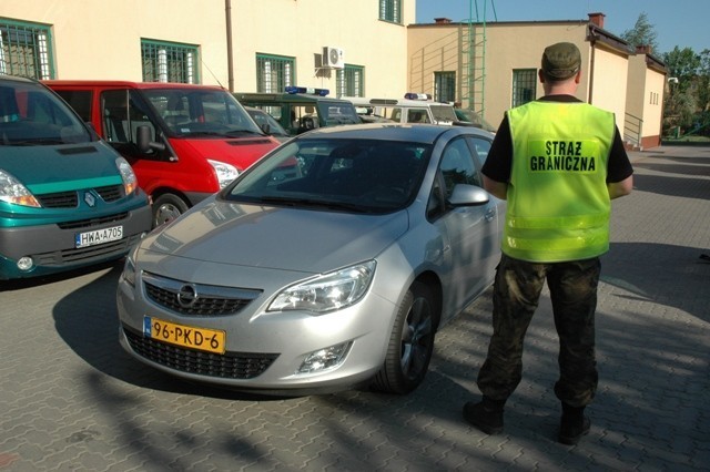 Funkcjonariusze SG zatrzymali auto skradzione w Holandii [zdjęcia]