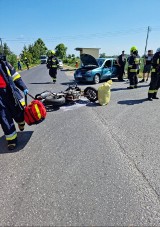 Motocykl i samochód osobowy zderzyły się pod Obrowem. Dwie osoby trafiły do szpitala