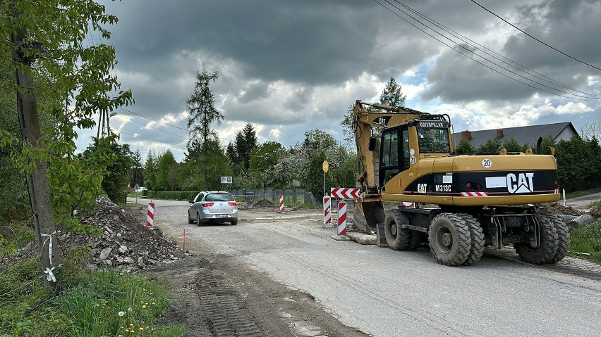 W Bochni trwa przebudowa skrzyżowania ulicy Krzyżaki i Brzeźnickiej. Ma być bezpieczniej dla kierowców i pieszych. Zobacz zdjęcia i wideo