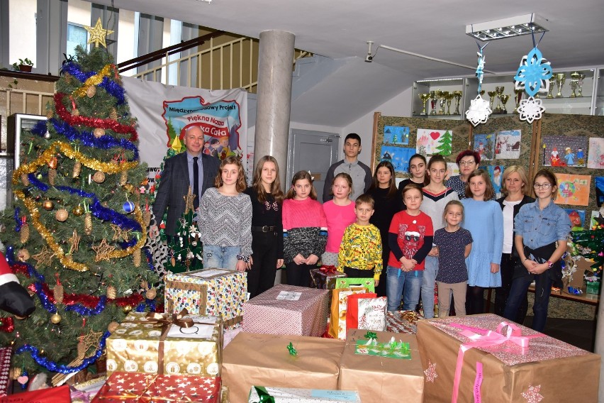 Uczniowie Szkoły Podstawowej nr 1 w Żninie przygotowali paczki dla 22 rodzin na święta [zdjęcia]
