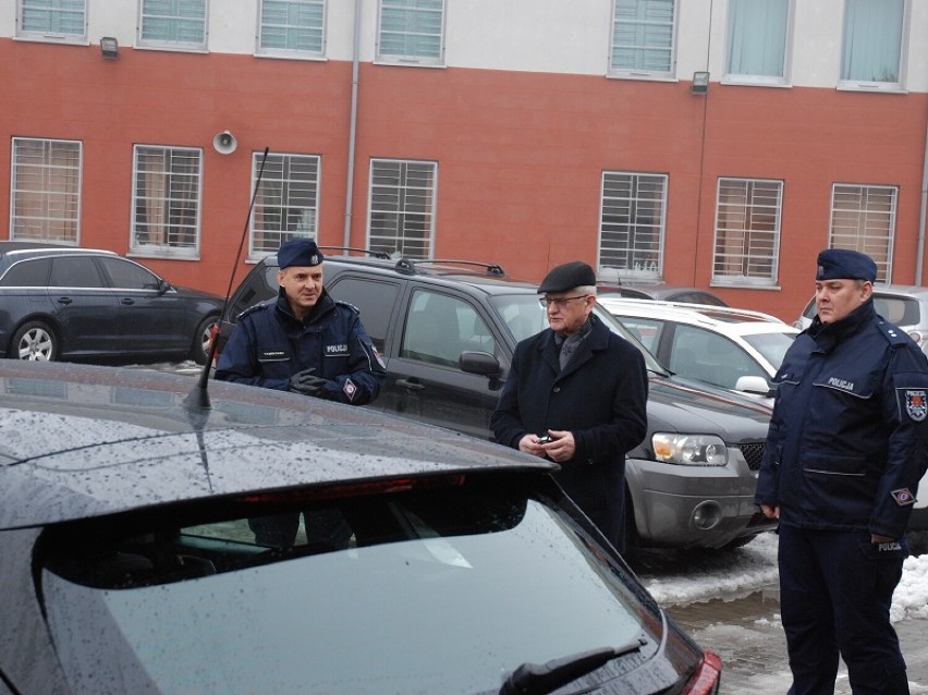 Policjanci kryminalni z Człuchowa mają nowy nieoznakowany radiowóz. Dorzuciły się do niego samorządy