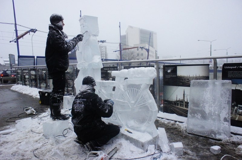 Rzeźbienie w lodzie przed dworcem PKP.
