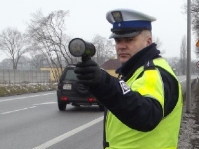 Policjanci sprawadzali trzeźwość i prędkość  jazdy kierujących.