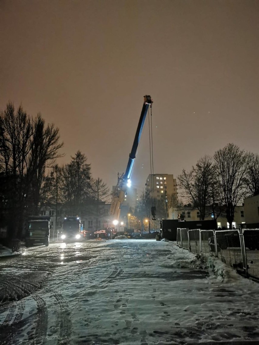 W nocy z środy na czwartek za pomocą dźwigu przed Klinicznym...