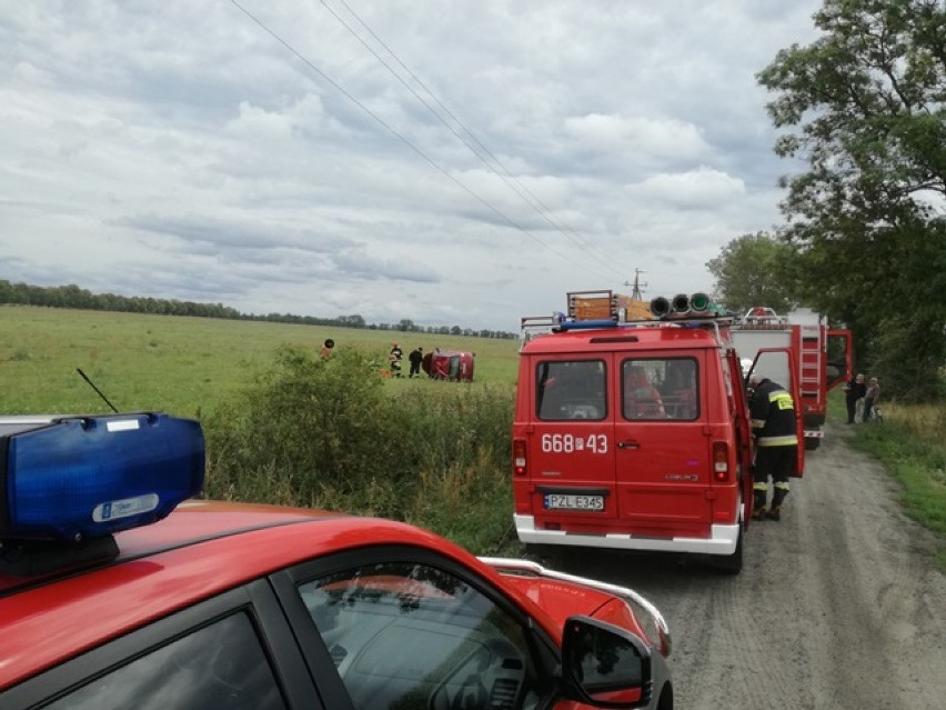 Wypadek drogowy na drodze gruntowej prowadzącej z Zalesia do Pieczynka