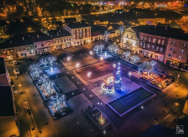 Tak prezentuje się świątecznie przystrojona Czeladź

Zobacz kolejne zdjęcia/plansze. Przesuwaj zdjęcia w prawo - naciśnij strzałkę lub przycisk NASTĘPNE
