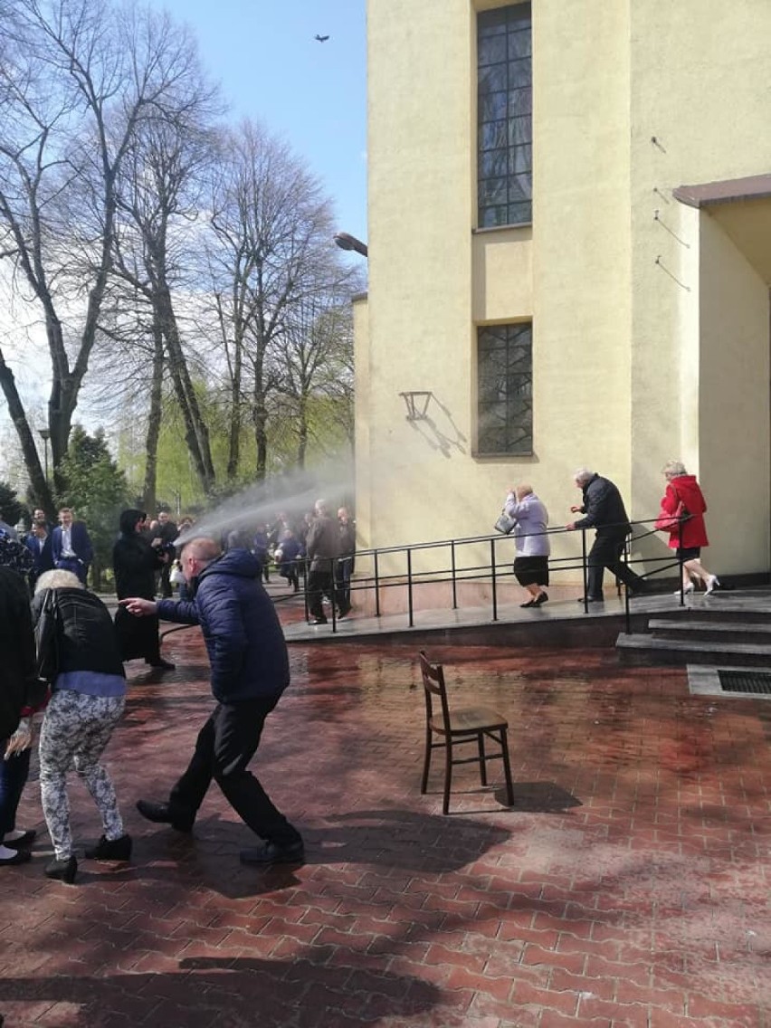 Strażacy zrobili wiernym prawdziwy śmigus dyngus!