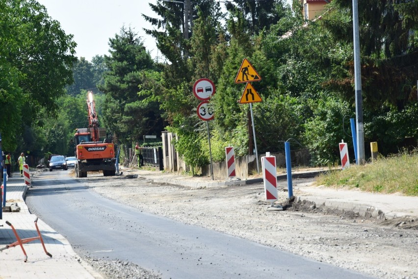 Wykonawca położył już nową nawierzchnię na jednym pasie...