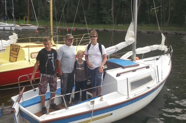 Na razie w sekcji żeglarskiej klubu Grot szkoli się trzech młodych żeglarzy. Na zdjęciu z Arturem Słowikiem, instruktorem i koordynatorem projektu.