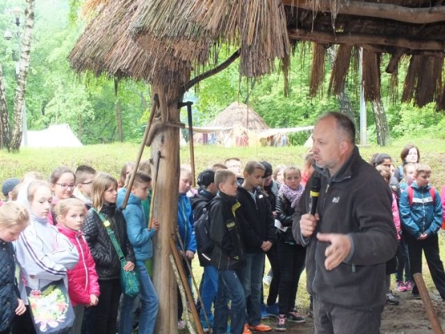 Piknik archologiczny Żelazne Korzenie w starachowickim archoparku.