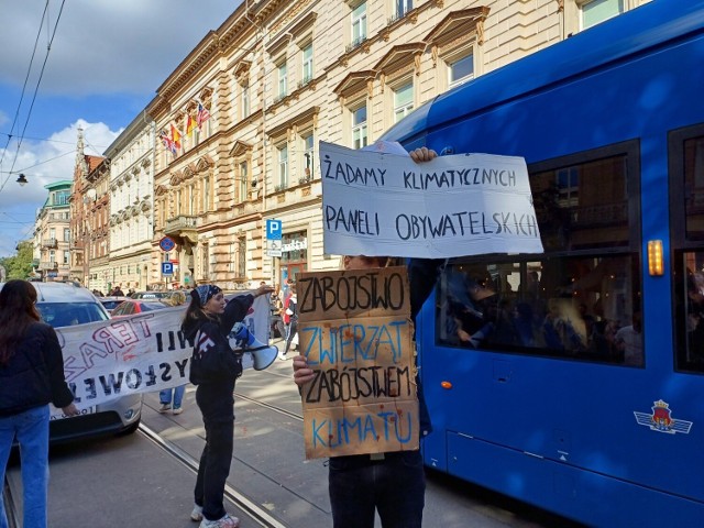 Aktywiści zorganizowali demonstrację na ul. Karmelickiej, która zatrzymała ruch.