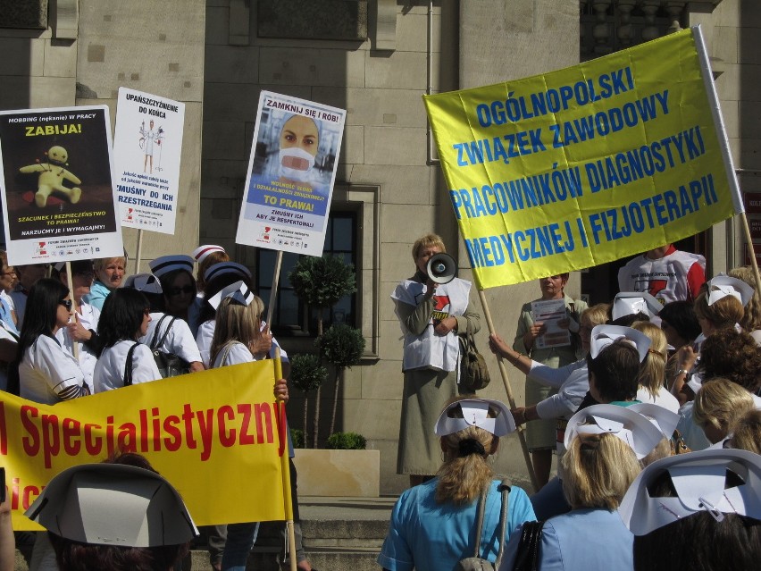 Ponad 100 pielęgniarek protestowało przed Urzędem Wojewódzkim